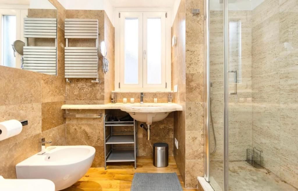 Bagno in travertino con doccia e bidè
