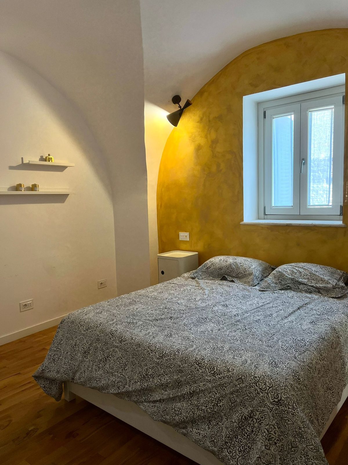 Camera da letto di Solaria con parete gialla e finestra
